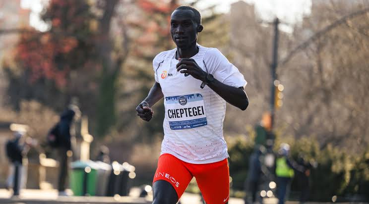 BrianKawalya1's tweet image. Wasn't a favourable debut for Joshua Cheptegei who finishes in 2:08:50.

But we have seen this before and he has always come back stronger in extraordinary fashion. 

Sisay Lemma 🇪🇹 wins the Valencia Marathon in Course record time of 2:01:48

#42kValencia