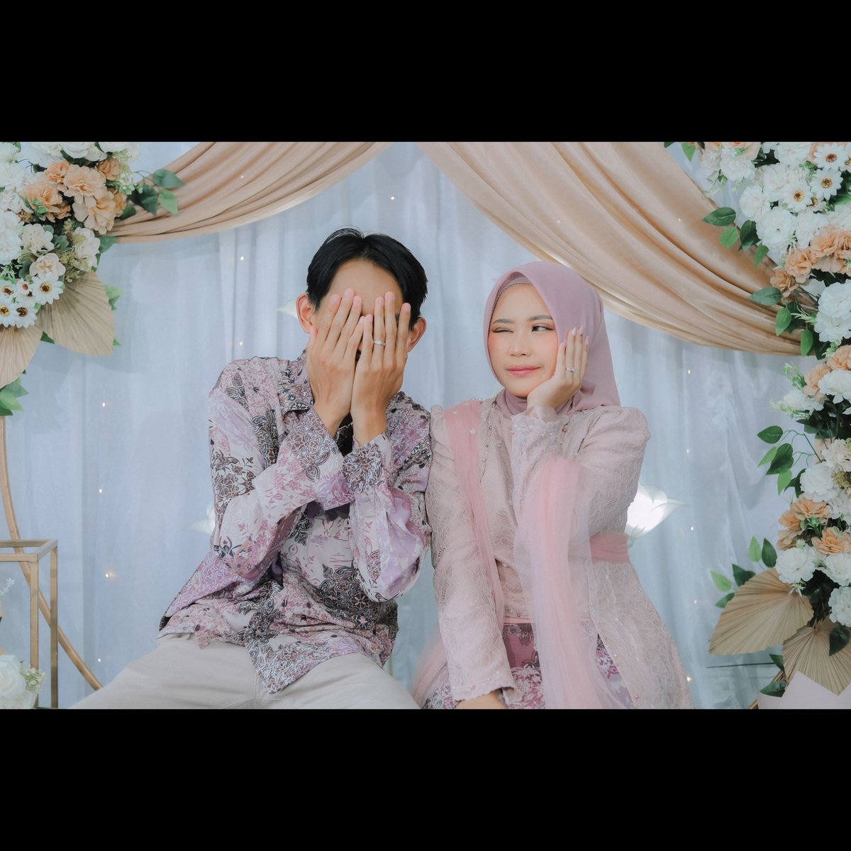 luucyaaaa's tweet photo. "Orang-orang kok kisah cintanya mulus banget ya kek muka baru di-facial," @fiersabesari
Dan mulai banyak komentar dari warga twitter katanya kalo sampe sah kabarin, dan yaa ini  mau ngasih tau. Iseng- iseng berhadiahku otw kepelaminan wooyy ga nyangka bgt😭 https://t.co/cuRxsO3gZC