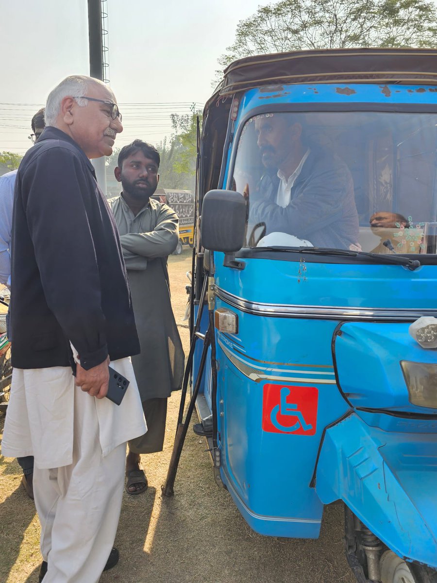 یہ شخص پولیو کی وجہ سے بیساکھیوں پہ چلتا ہے لیکن بھیک نہیں مانگتا ۔ اس نے بلا سود قرض پہ رکشا لیا ۔ سارا دن محنت کرتا ہے ۔ قرضے کی قسط بھی ادا کرتا ہے گھر کا خرچ بھی چلاتا ہے ۔ ہمیں سب کچھ ہوتے ہوئے بھی زندگی سے شکوہ رہتا ہے لیکن یہ اپنے رب کے شکرگزار بندوں میں سے ایک ہے ۔