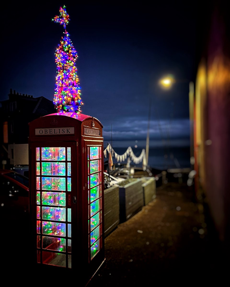 The phone box next to @TheAurrie is now an art installation curated by <a href="/LargoArtsWeek/">Largo Arts Week 2024</a> and has gone festive for December.

#fife #fifecoastalpath #christmaslights #phonebox #alanfaulds #obelisk #lowerlargo <a href="/ThePhotoHour/">#ThePhotoHour</a>