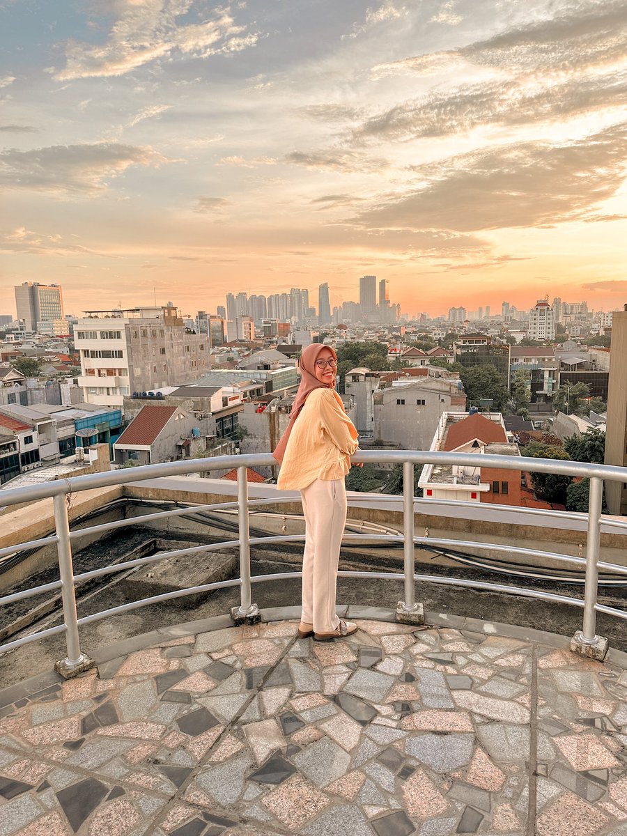 mardiaheyyy's tweet photo. Akhir tahun mau kemana? Staycation bareng keluarga atau yang tersayang ajaaa! 🫶✨

Gue spill hotel di Jakarta yang bisa liat city light sekalian nikmatin kembang api di tahun baru. 🤩

Ps. Gue ada kode promo juga nanti gue spill di akhir thread yaw. https://t.co/OBxLxiSyrR