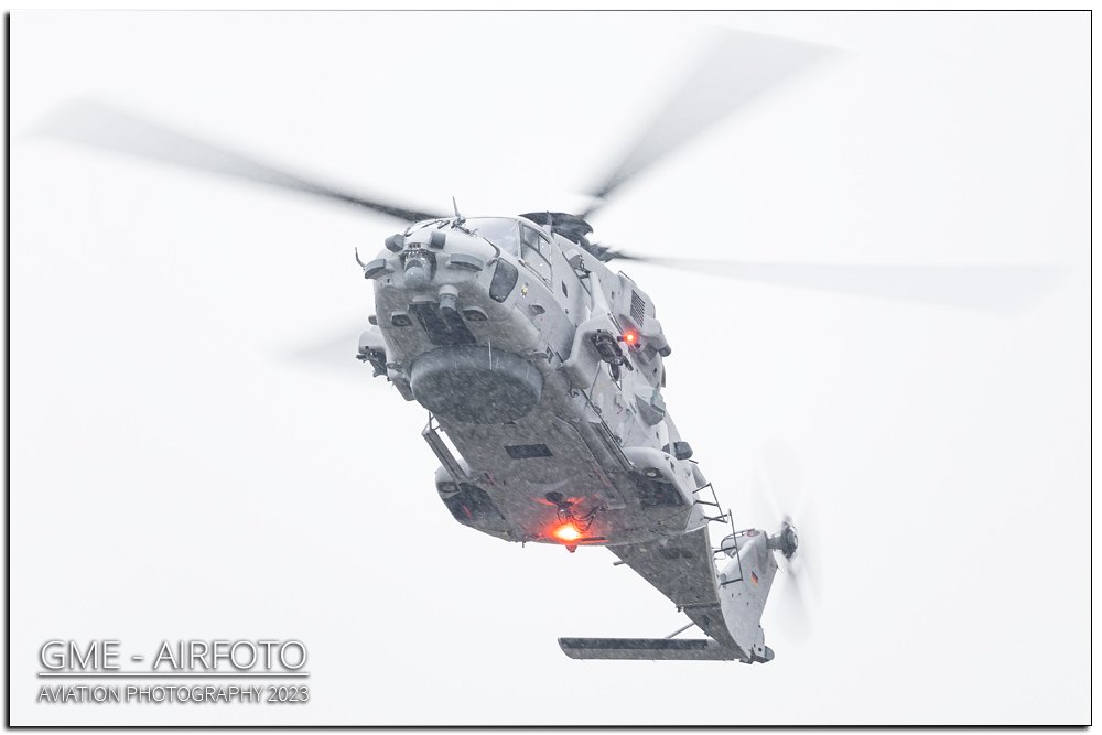 GME_AirFoto's tweet photo. "First flight" of the #SeaTiger just before the heavy snow arrived in #Bavaria this week. Looks like the #NH90 has proven its all-weather suitability already 😄

#Donauwörth Bo105 this morning, what a difference for #aviationphotography

#aviation #marine #Bundeswehr #helicopter https://t.co/dMGABSaqVt