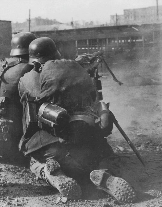 WWII9's tweet photo. German MG.34 machine-gun team firing at a building in Stalingrad.
#WW2
Source: https://t.co/Rop4S8ffLM https://t.co/gIQAA7lYOt