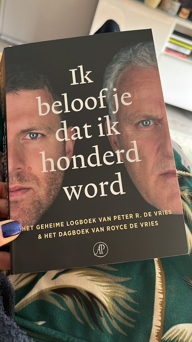 kimskinskipster's tweet image. jammer dat ik zo weg moet om te gaan lunchen, zit er helemaal in. Merk dat ik beetje emotioneel wordt toch wel, als ik de stukken van #peterrdevries lees hoor ík gewoon zijn stem. Net alsof hij mij dit verteld. #Bizar