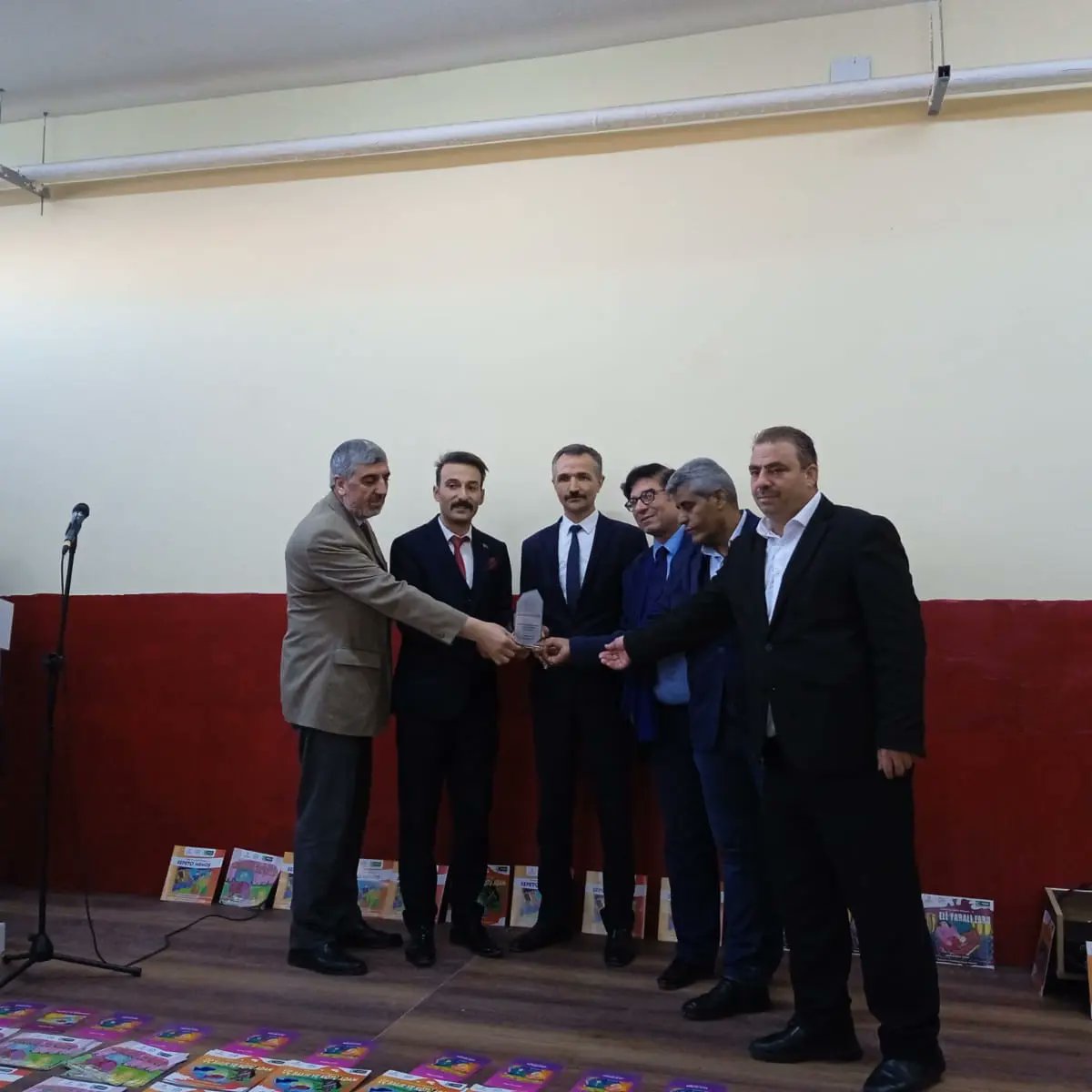 MehmetGliDemir1's tweet photo. İl Müftümüz sayın Ramazan TOLAN ve İl Milli Eğitim Ar Ge üyesi sayın Muharrem ÇELİK, okulumuzda bağımlılıkla mücadele ile ilgili seminer verdi. Katılım sağlayan herkese çok teşekkür ederiz. @miaserapcetin @Mvural63 @ercanturk28 @ibrahimeyyupogl @celilabuzer @hasansildak #uluhan https://t.co/kLRwHQoN9b