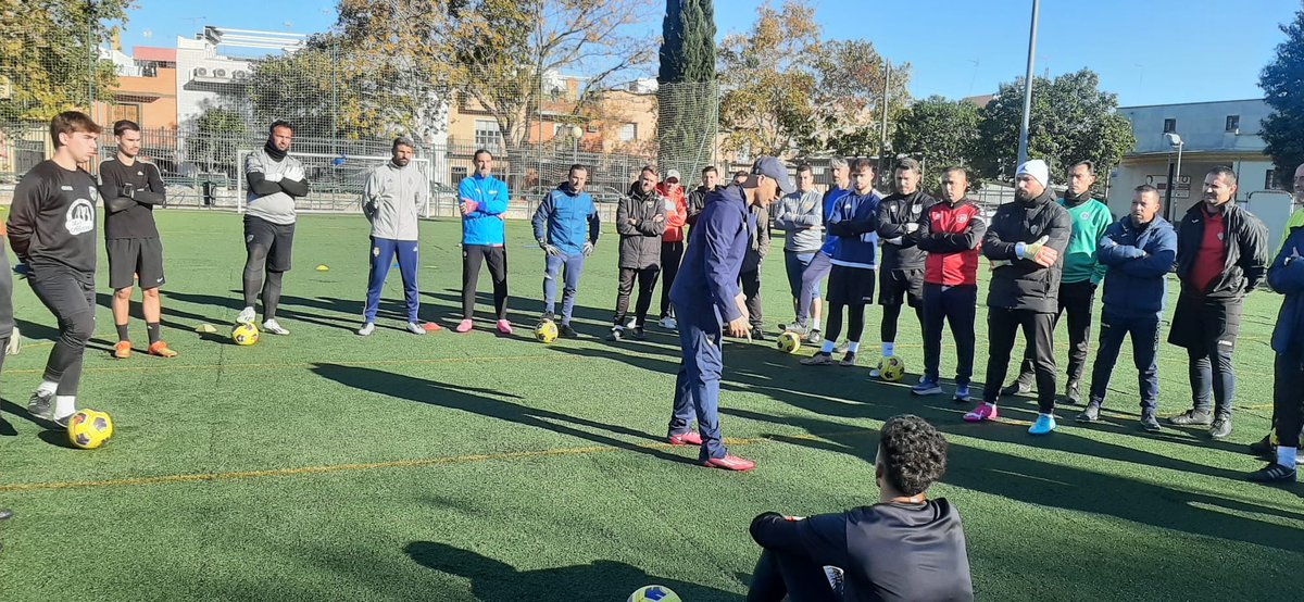 cedifa's tweet photo. ¡𝑩𝑳𝑶𝑪𝑨𝑵𝑫𝑶 𝑪𝑶𝑵𝑪𝑬𝑷𝑻𝑶𝑺!

💪 Los alumnos del Curso de 𝙴𝚜𝚙𝚎𝚌𝚒𝚊𝚕𝚒𝚜𝚝𝚊 𝚍𝚎 𝙿𝚘𝚛𝚝𝚎𝚛𝚘𝚜 lo dan todo en la sesión práctica.

🗓️ Próximo turno: 9 de diciembre.

Dirigidos por @jlsilvasfc. 🧤

Gracias al Club Padre Pío por ceder sus instalaciones. 👏 https://t.co/K4o9vQknwl