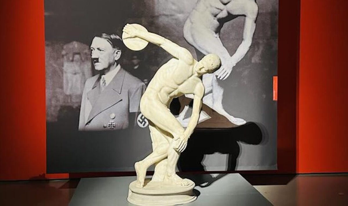 DBking85's tweet photo. E il caso artistico del momento: Il #Discobolo «comprato da Hitler», la Germania lo rivuole.
Scoppia il caso tra #Roma e #Berlino, dopo la pretesa dei vertici del Staatliche Antikensammlungen und Glyptothek di Monaco sull’opera del II secolo dopo Cristo.
Vediamo la faccenda….
Tutto parte da una lettera di Stephan Verger, direttore del Museo nazionale romano, al collega Florio S. Knaus, a capo della Gliptoteca di Monaco, che chiede la restituzione della base di marmo del Settecento del Discobolo, venduta dal principe romano Lancelotti su ordine di Benito Mussolini. Hitler si era totalmente innamorato della statua e vedeva il perfetto uomo ariano nelle sue forme.
Bene, la risposta alla lettera dei tedeschi è stata, in sostanza, che non ci restituiscono proprio nulla e anzi, chiedono addirittura di riconsegnarli l’opera perché, sostengono, è stata acquistata legalmente dal Terzo Reich.
Secondo Knaus infatti, le autorità italiane dell’epoca erano state d’accordo con il trasporto in Germania, e citando due saggi che trattano quell’operazione spiega: «Non è stato nemmeno un “regalo” ad Adolf Hitler. Il rimpatrio in Italia ha violato la legge, secondo l’opinione legale dello stato bavarese e del nostro museo».
Ai tempi la statua, considerata la migliore copia romana dell’originale in bronzo ormai perso di Mirone, fu in effetti pagata cinque milioni di lire. Hitler che la affidò al museo di Monaco, dove rimase fino al 16 novembre 1948, quando tornò in Italia, grazie all’intervento del ministro Rodolfo Siviero, che inserì l’opera tra le molte rubate dalla Germania nazista.
Il ministro @g_sangiuliano avverte: «Devono passare sul mio cadavere»
Ah questi tedeschi furbetti 😏…
#DBArte #BaroArte #arte #art #cultura #DarioBaroneArte #artblogger #artinfluencer #masterpiece #inartwetrust #bellezza #art #beauty #goodmorning #art #Italy #meravigliaitalia