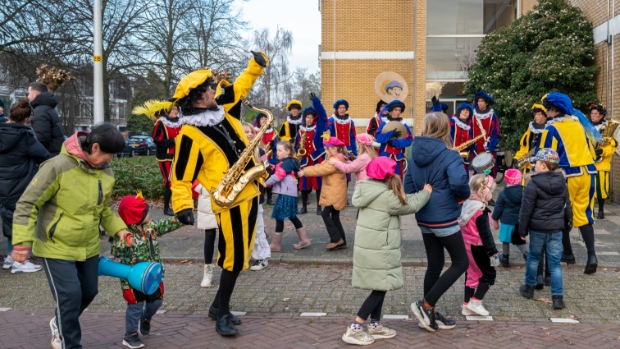 Dolle pret met Sinterklaas en de Pietenband #voorschoten -  voorschotensekrant.nl/l/26622