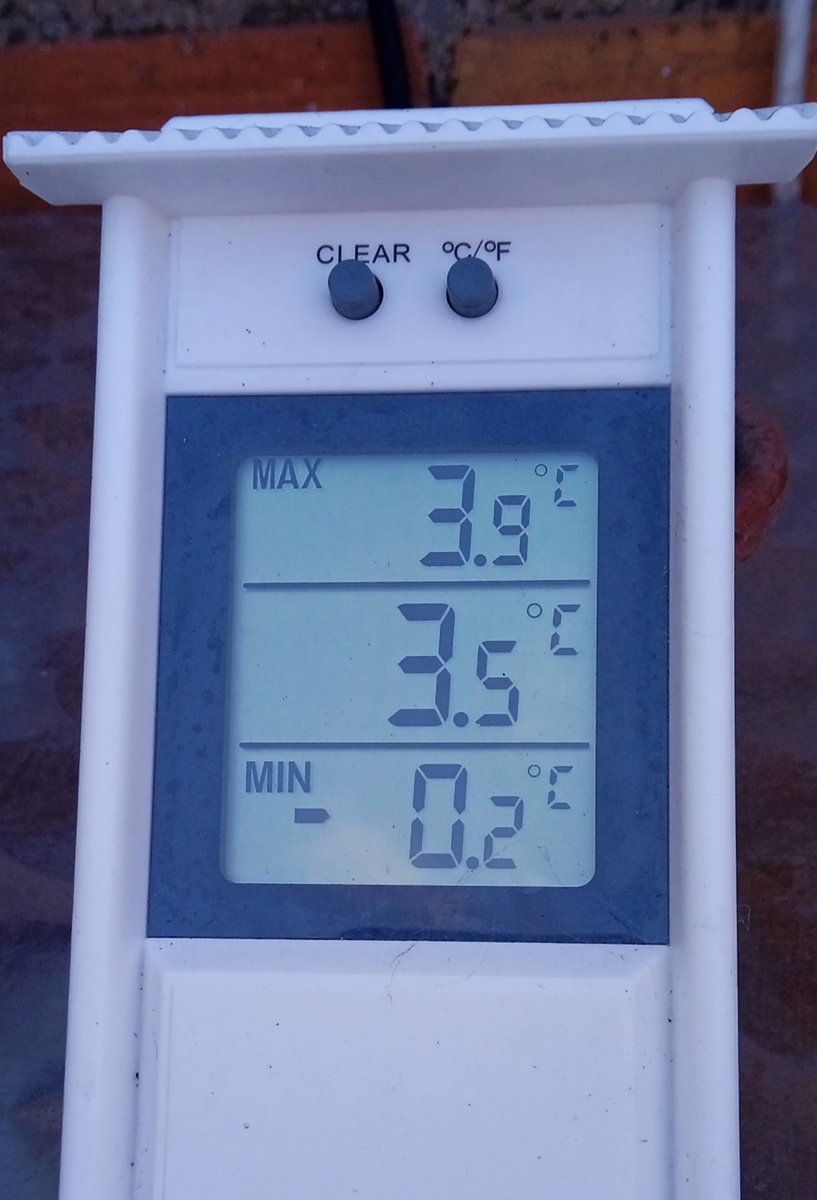 Somxserem's tweet photo. @alexmegapc Bon dia des de Les Fonts de Terrassa. Mínima negativa de -0'2°C i actual de 3'5°C https://t.co/7vqbBnBN3A