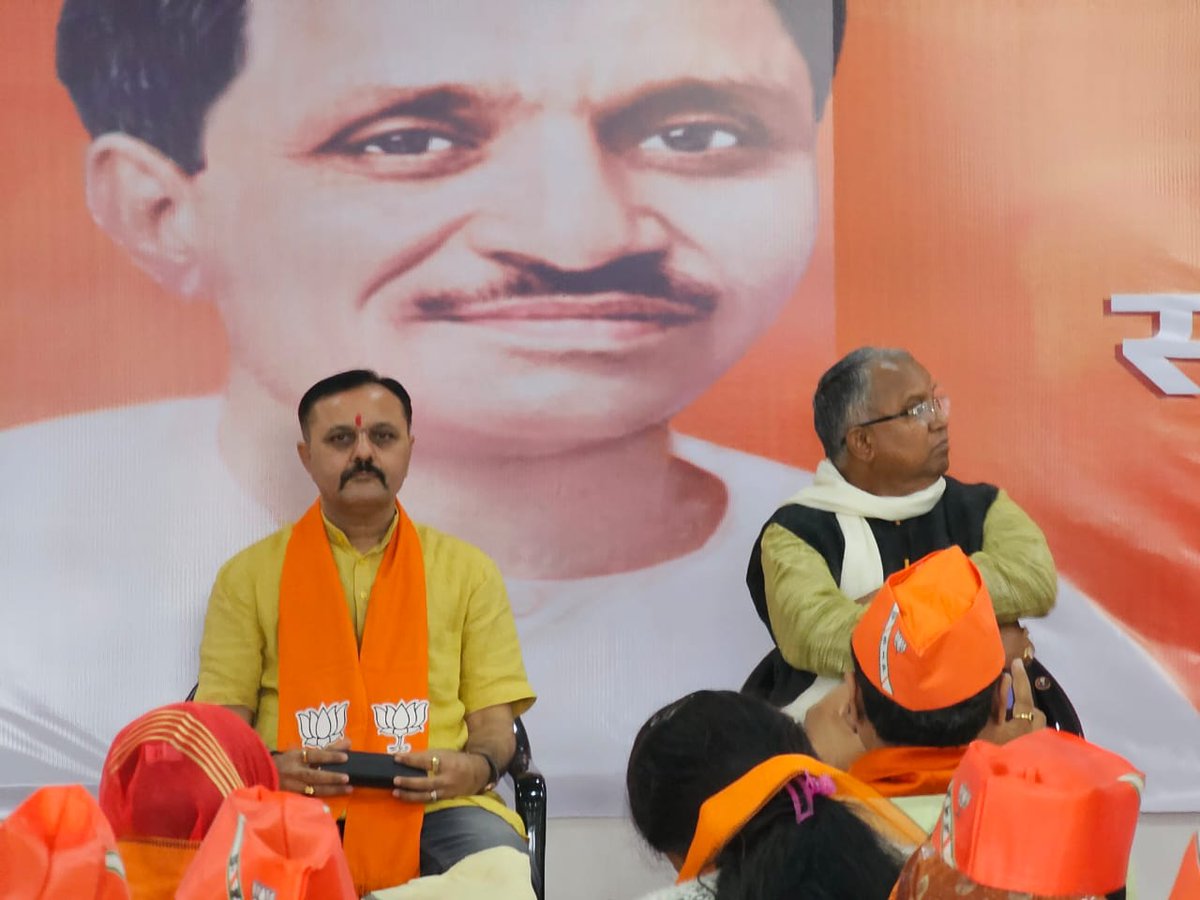 GopalShah24's tweet photo. આજરોજ મહીસાગર જીલ્લા ભાજપ દ્વારા લુણાવાડા ખાતે આયોજિત તાલુકા પંચાયત સદસ્ય સશક્તિકરણ કાર્યશાળામાં ભાજપનો ઈતિહાસ અને વિકાસ વિષય મુકી સૌને માહિતગાર કર્યા....
     જિલ્લા પ્રમુખ મા. દશરથસિંહ  તથા મહામંત્રી પ્રવિણસિંહ રાઠોડ તથા વ્યવસ્થા ટીમ દ્વારા સુંદર આયોજન કરાયું... https://t.co/SHmunJCZvT