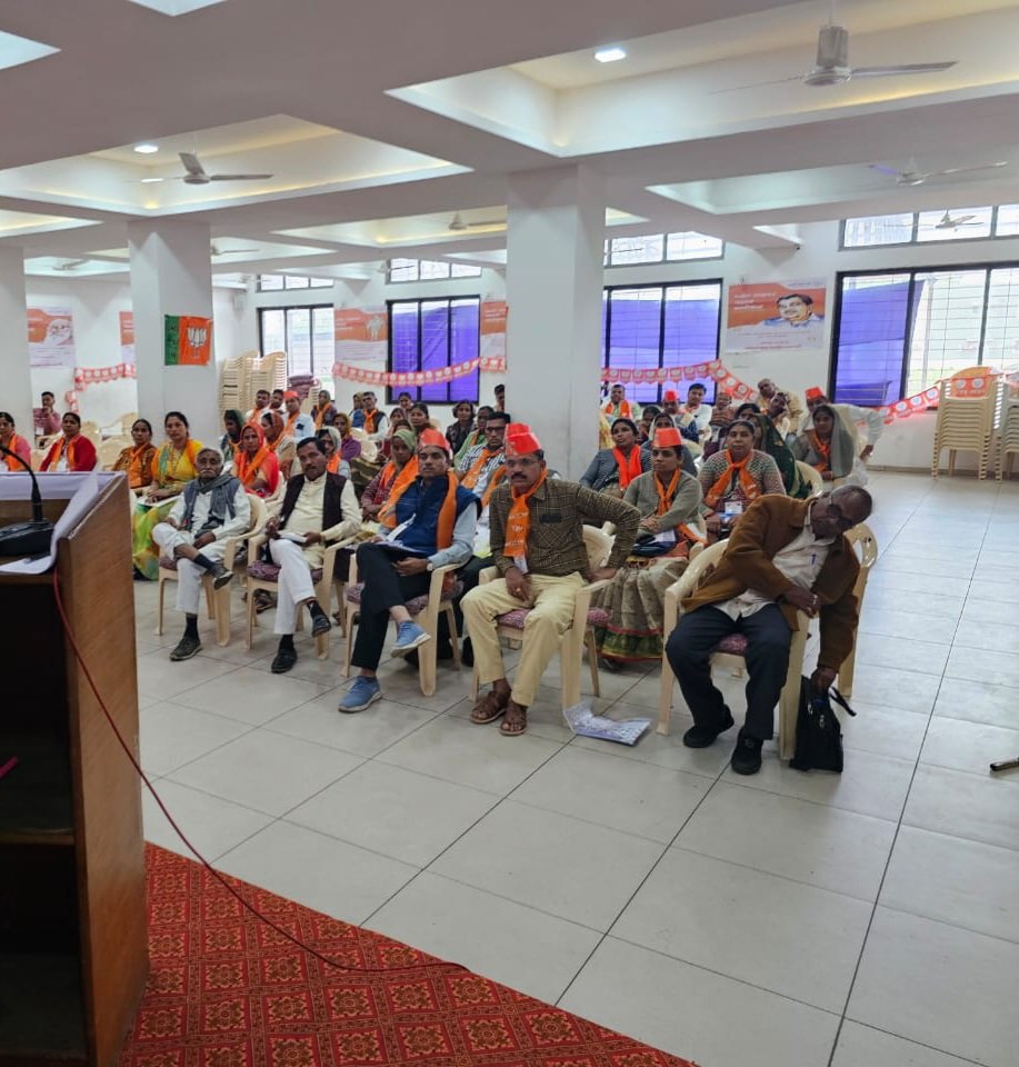 GopalShah24's tweet photo. આજરોજ મહીસાગર જીલ્લા ભાજપ દ્વારા લુણાવાડા ખાતે આયોજિત તાલુકા પંચાયત સદસ્ય સશક્તિકરણ કાર્યશાળામાં ભાજપનો ઈતિહાસ અને વિકાસ વિષય મુકી સૌને માહિતગાર કર્યા....
     જિલ્લા પ્રમુખ મા. દશરથસિંહ  તથા મહામંત્રી પ્રવિણસિંહ રાઠોડ તથા વ્યવસ્થા ટીમ દ્વારા સુંદર આયોજન કરાયું... https://t.co/SHmunJCZvT
