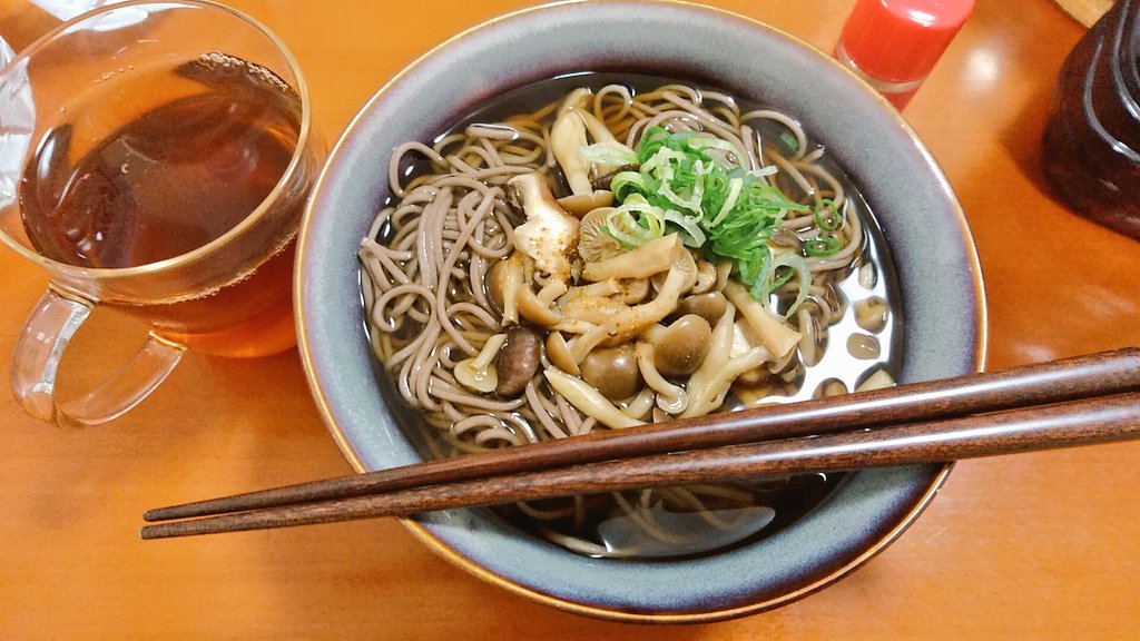 お夕飯きのこ蕎麦～♪(*´∀｀)香りがいい！