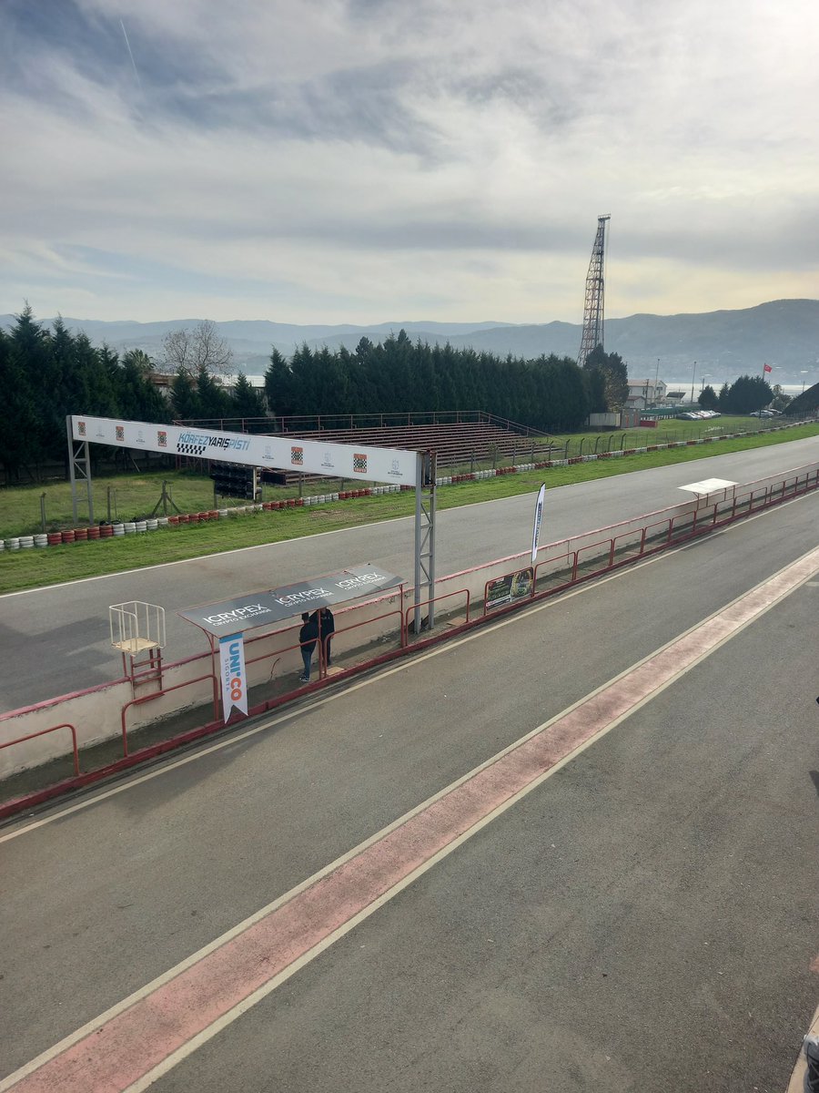 SwingmanDergi's tweet photo. Türkiye Pist Şampiyonası'nda yılın son yarışı öncesi Körfez Yarış Pisti yarışa hazır gözüküyor. Her şeyin belli olacağı yılın son yarışı 13.45'te başlayacak.🏁🏁🏁
#RacingWeek #Speed #MotorSport https://t.co/hu3NGpOXvw