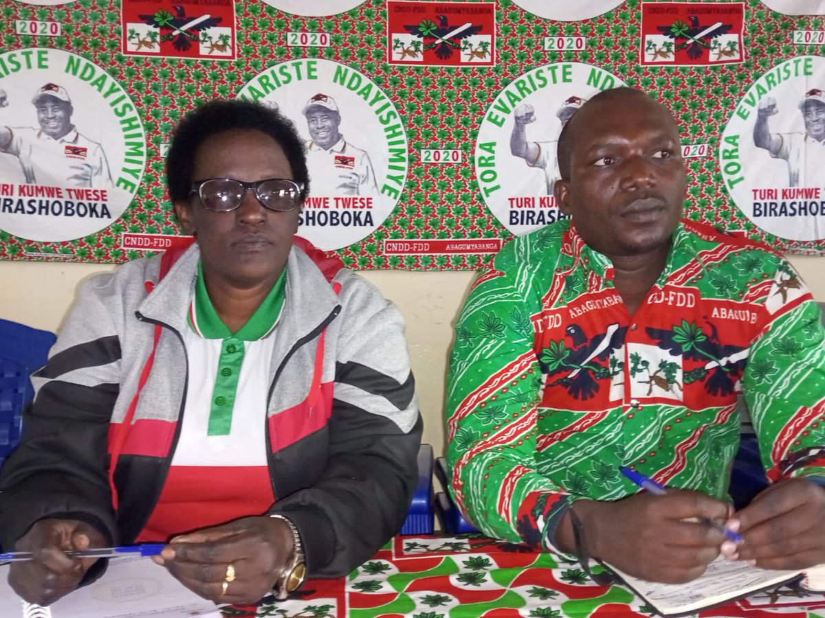 agasumonews's tweet photo. #Burundi:Kuri uyu wa 3/12/2023 umunyamabanga w'umugambwe #CNDD_FDD muri @Cnddfdd_Rwibaga iri mu ntara ya @CnddFddBuja @NSAVYIMANAILDE2 yagendeye abagumyabanga baserukira abandi n'incabwenge baba canke barangurira imirimo muriyo Komine.
@CnddFdd https://t.co/d9LkbRCXc3