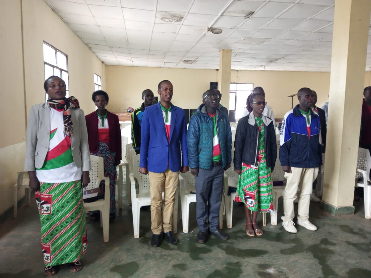 agasumonews's tweet photo. #Burundi:Kuri uyu wa 3/12/2023 umunyamabanga w'umugambwe #CNDD_FDD muri @Cnddfdd_Rwibaga iri mu ntara ya @CnddFddBuja @NSAVYIMANAILDE2 yagendeye abagumyabanga baserukira abandi n'incabwenge baba canke barangurira imirimo muriyo Komine.
@CnddFdd https://t.co/d9LkbRCXc3