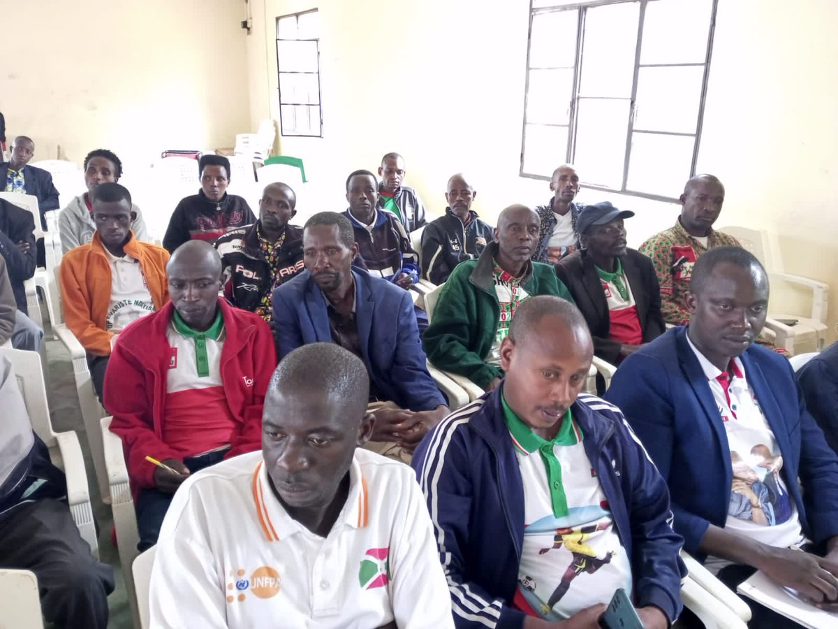 agasumonews's tweet photo. #Burundi:Kuri uyu wa 3/12/2023 umunyamabanga w'umugambwe #CNDD_FDD muri @Cnddfdd_Rwibaga iri mu ntara ya @CnddFddBuja @NSAVYIMANAILDE2 yagendeye abagumyabanga baserukira abandi n'incabwenge baba canke barangurira imirimo muriyo Komine.
@CnddFdd https://t.co/d9LkbRCXc3