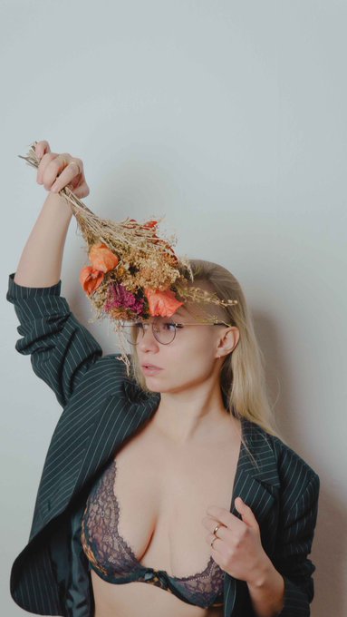 Flowers.   Thank you Mae. P for capturing moments, moods &amp; me 💐   Instagram: mae.p_studioart Portfolio:<a href="/tag/art"class="tags"><span>#art</span></a><a href="/tag/photography"class="tags"><span>#photography</span></a><a href="/tag/portrait"class="tags"><span>#portrait</span></a><a href="/tag/flowers"class="tags"><span>#flowers</span></a><a href="/tag/berlin"class="tags"><span>#berlin</span></a><a href="/tag/photo"class="tags"><span>#photo</span></a>