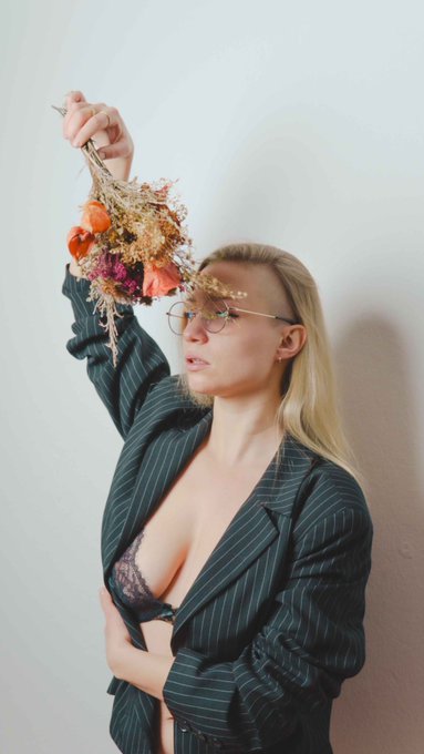 Flowers.   Thank you Mae. P for capturing moments, moods &amp; me 💐   Instagram: mae.p_studioart Portfolio:<a href="/tag/art"class="tags"><span>#art</span></a><a href="/tag/photography"class="tags"><span>#photography</span></a><a href="/tag/portrait"class="tags"><span>#portrait</span></a><a href="/tag/flowers"class="tags"><span>#flowers</span></a><a href="/tag/berlin"class="tags"><span>#berlin</span></a><a href="/tag/photo"class="tags"><span>#photo</span></a>