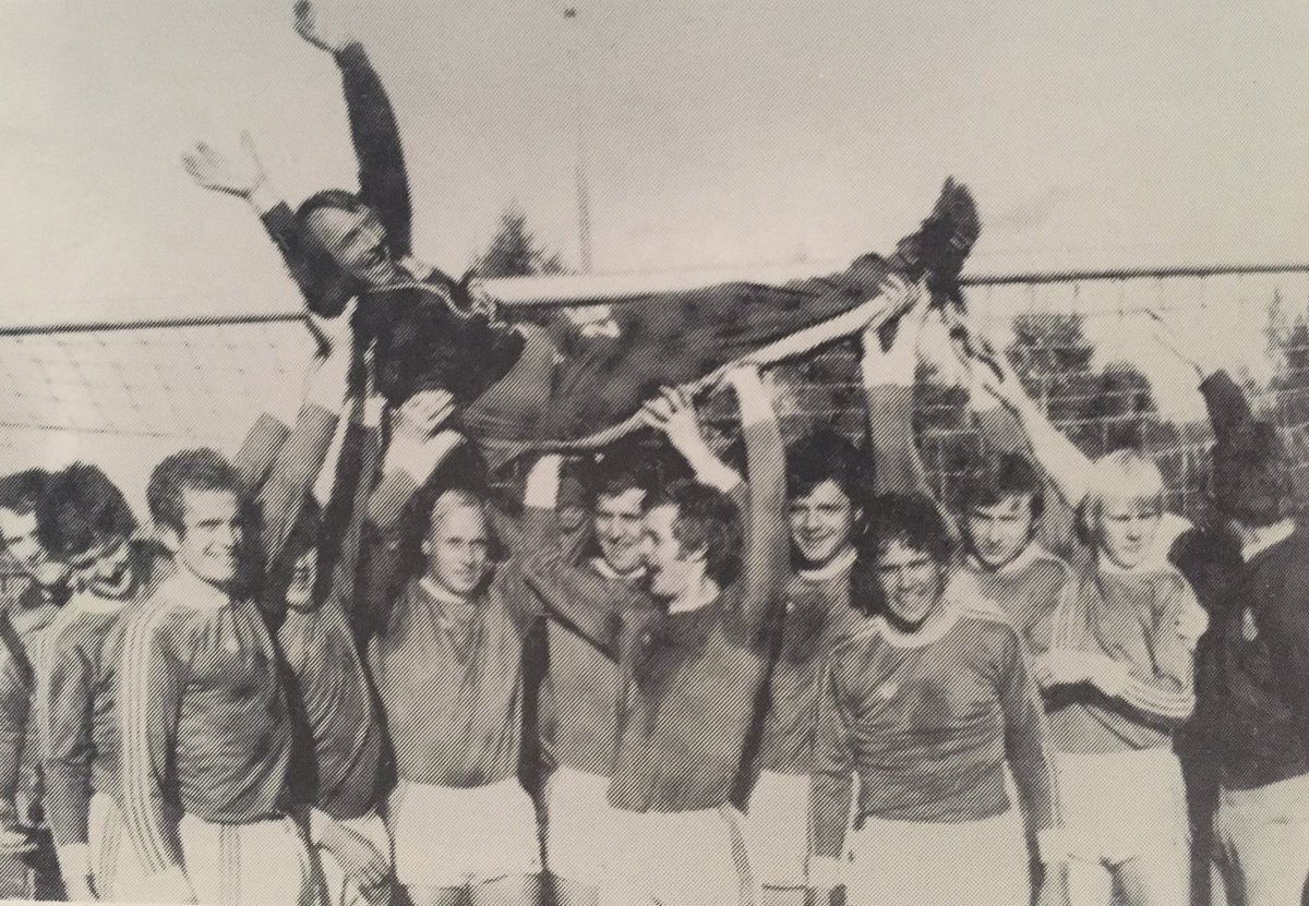 Kun litt over 2 timer til <a href="/KILToppfotball/">Kongsvinger IL Toppfotball</a> møter KBK i kvalikkamp. Vi ønsker alle gutta lykke til og krysser fingrene for at vi får tilsvarende scener som i 1979, da trener Helge «Bonden» Sørli kunne kastes i lufta etter at opprykket til 2.divisjon var sikret 🤩