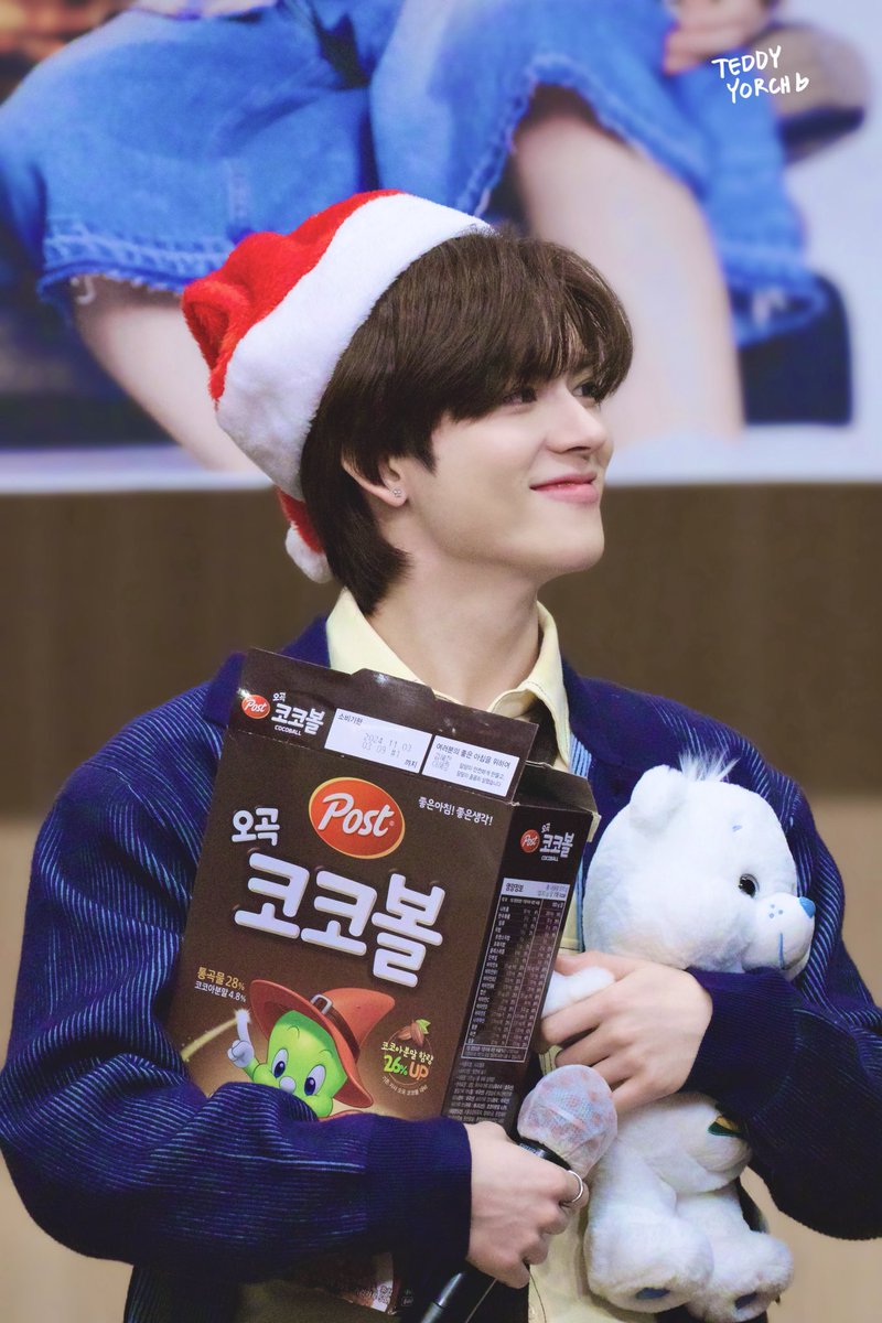teddy_yorch's tweet photo. 231203 | 애플뮤직 팬싸 

 🧸🎄🎅🏻

#요치 #YORCH 
#파우 #POW @POW_grid https://t.co/xHhpdVrsIc
