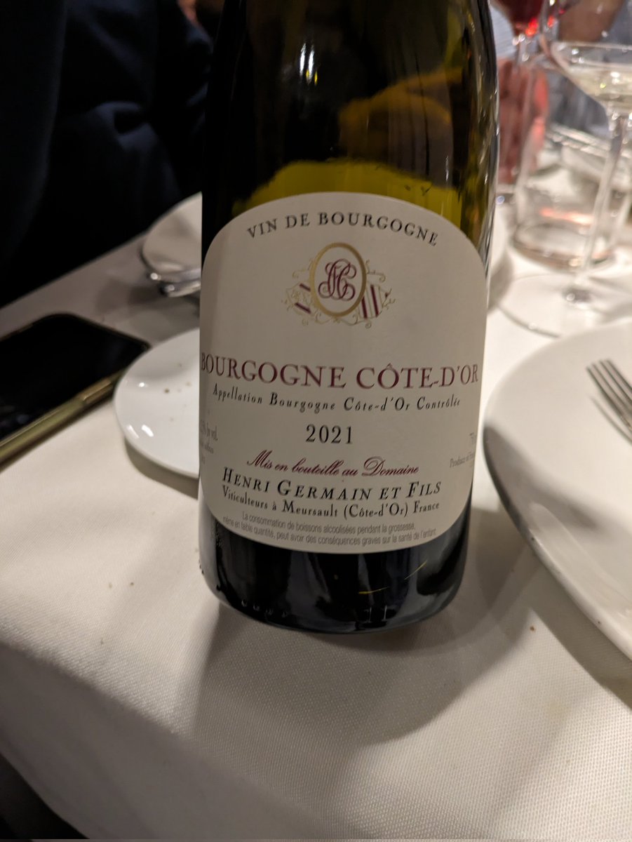 La buena vida. Sitio de señores mayores, con un cocina afinada y platos memorables como esa raya a la mantequilla negra. Tournedo potente. Buena bodega y un ambiente demasiado tranquilo. Recomendable.