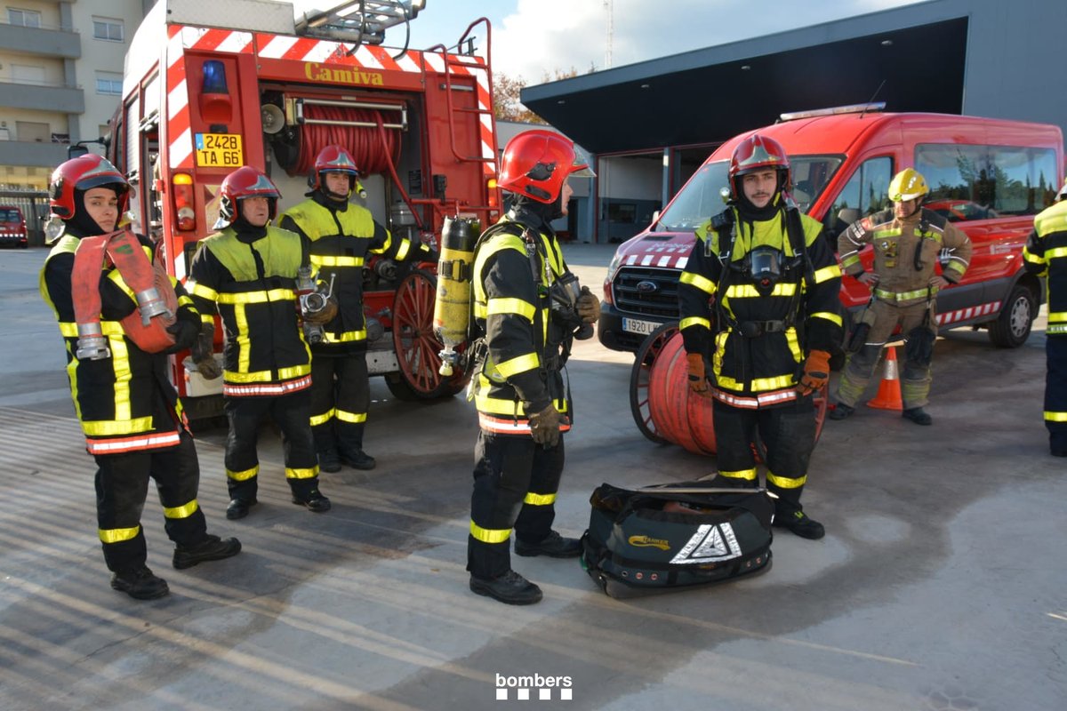 bomberscat's tweet photo. Avui, al parc de Bombers de Figueres, hem celebrat la cinquena jornada d'intercanvi transfronterer entre #bomberscat i @SDIS66. La jornada d'avui s'ha centrat en l'actuació en incendis estructurals, per conèixer com es treballa a banda i banda de la frontera https://t.co/RDmVwV16ap
