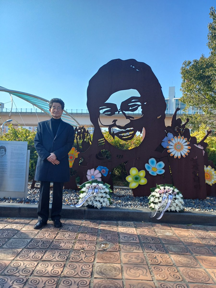 2mokhee's tweet image. 경남 김해 &apos;김병곤 추모 조형물&apos; 앞에서 있은 33주기 추모식에 다녀 왔습니다.
 친구 김병곤은 뛰어난 민주화운동가이면서, 마냥 따뜻한 마음을 지닌 사람이었습니다.
 50년전 함께 다짐했던, &apos;사회적 약자가 사람답게 사는 세상&apos;을 위해 끝까지 노력하겠다고 다짐했습니다.