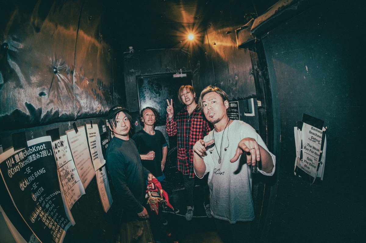 isaac_yuichi's tweet photo. 涙する人や歌う人、笑顔、全員の顔や目が見えました！
当たり前にいたメンバーとclub KNOT

音楽で、ライブハウスでみんなの背中を押そうと必死だった、けど、
救われていたのは僕らの方だった。

来てくれてありがとうございました！
ISAACを豊橋を愛してくれてありがとうとこれからもよろしく疲れた https://t.co/W7bJIvESO6
