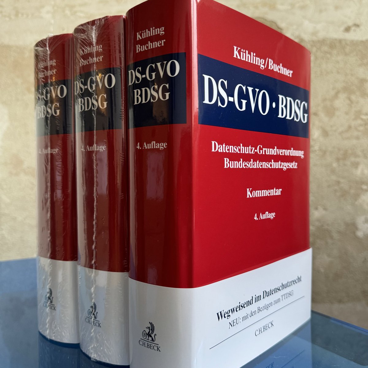 Paulina Jo Pesch (@paulinajo) on Twitter photo Die 4. Auflage des Kühling/Buchner ist da, und zwar deutlich erschlankt – obwohl die Kommentierung nun auch die Bezüge zum TTDSG abdeckt. Matthias Bergt und ich haben die Vorschriften zu Verhaltensregeln und Zertifizierung kommentiert. Die 4. Auflage des Kühling/Buchner ist da, und zwar deutlich erschlankt – obwohl die Kommentierung nun auch die Bezüge zum TTDSG abdeckt. Matthias Bergt und ich haben die Vorschriften zu Verhaltensregeln und Zertifizierung kommentiert.