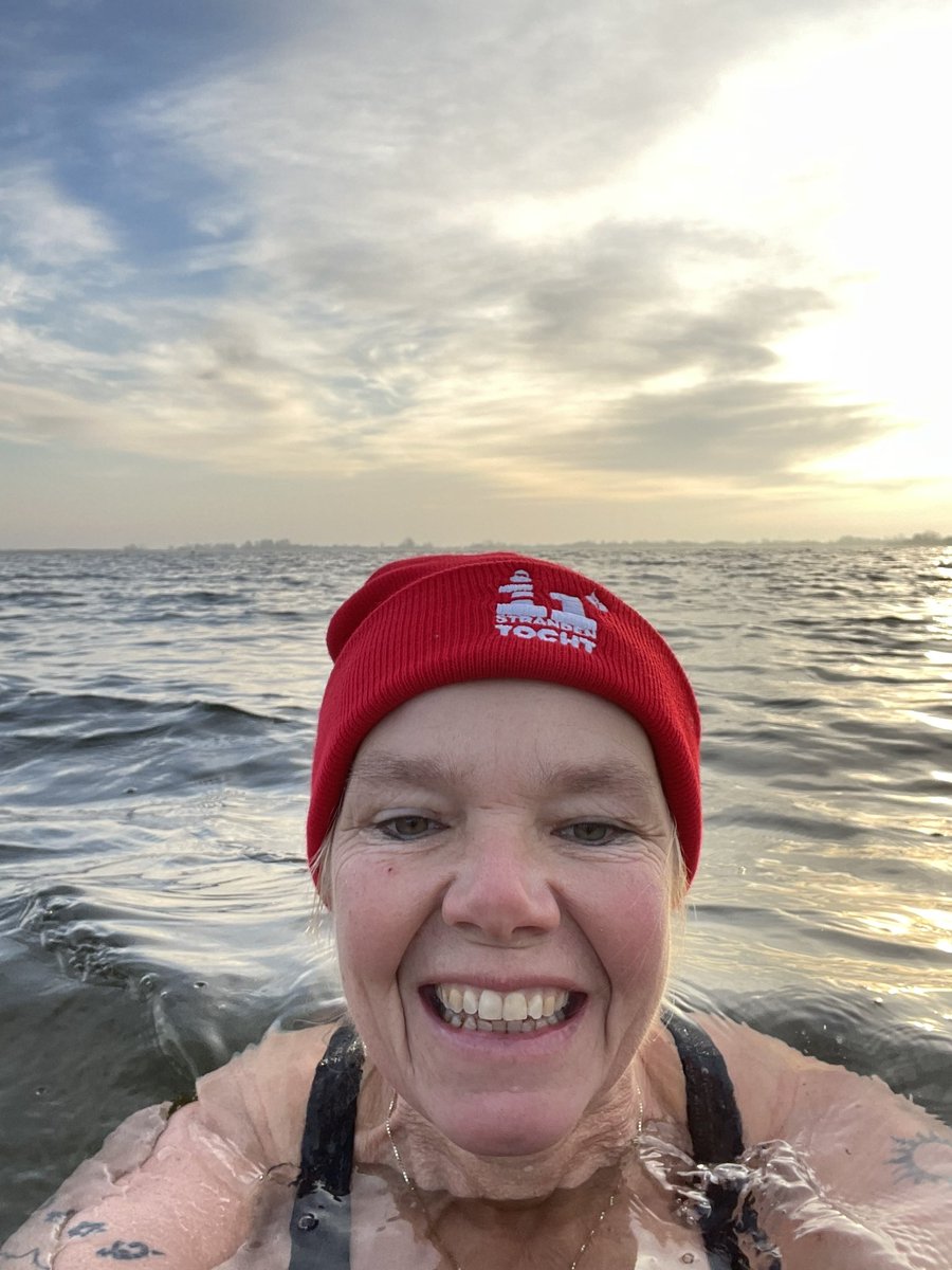 Nancy van Bergen (@bezem1steel) on Twitter photo Buitentemperatuur -1, watertemperatuur 7,4
Wel gure wind. De muts van de <a href="/Hartstichting/">Hartstichting</a> zorgt dat de lichaamswarmte niet te snel mijn lijf verlaat. Buitentemperatuur -1, watertemperatuur 7,4
Wel gure wind. De muts van de <a href="/Hartstichting/">Hartstichting</a> zorgt dat de lichaamswarmte niet te snel mijn lijf verlaat.