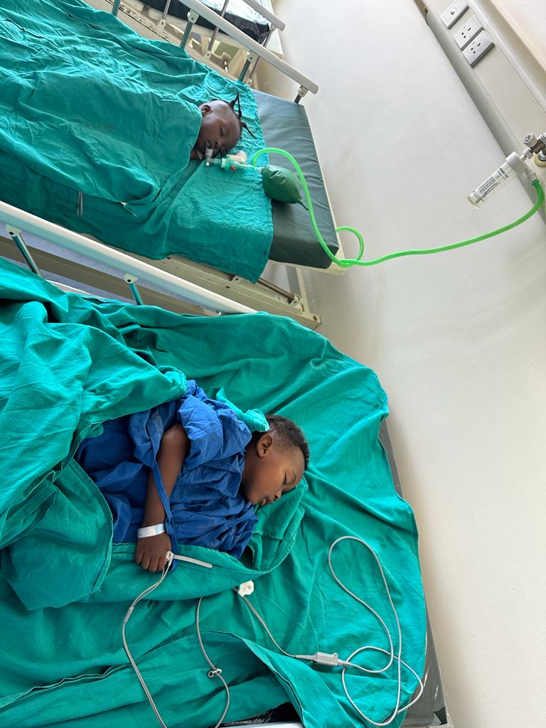 jesus_bollo's tweet photo. Magnífico grupo gracias a @cirujanosaccion En la cooperación con hospitales de países en vías de desarrollo es tan importante la accion como la formacion.  Terminada la campaña en el Hospital de Gatundu @ColaboracionAec @ItziarLarraaga5 @CsitHufa @HospitalSantPau @COMBarcelona https://t.co/0Qd1bgRUZZ