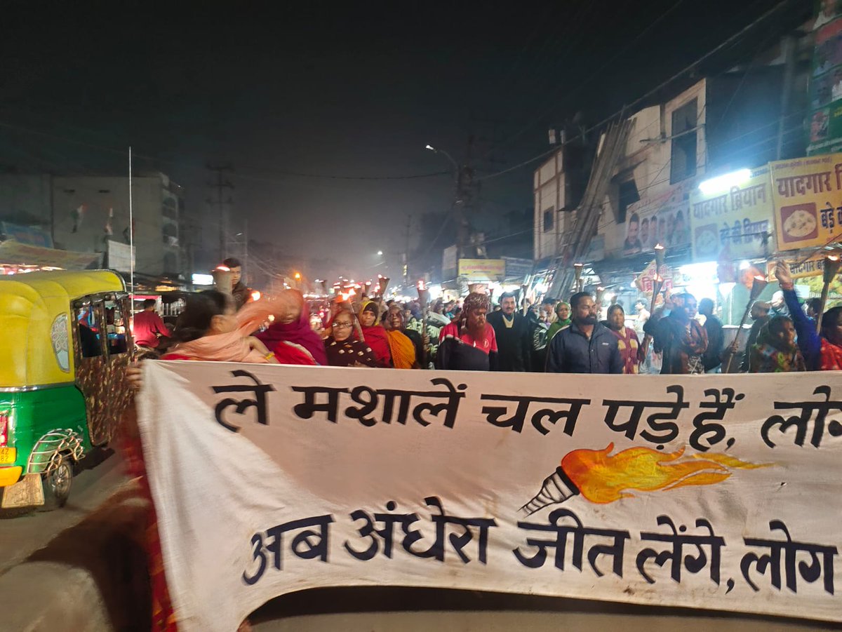 On the 39th Anniversary of the Bhopal Gas disaster, survivors marched with torches to honour the victims. "Mourn for the dead, fight for the living" bhopal.net/39th-anniversa… #BhopalGasTragedy #Bhopal39