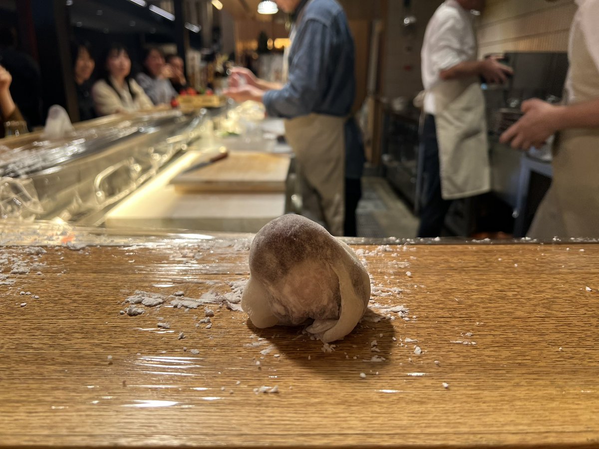 usamopf's tweet image. ⚫︎出来立ていちご大福
お腹いっぱいでも食べれる大きいいちごのサッパリ酸味とモチモチ求肥…！

大満喫・大満足、最高！腹パン！楽しかった〜！ #虎ノ門とだか