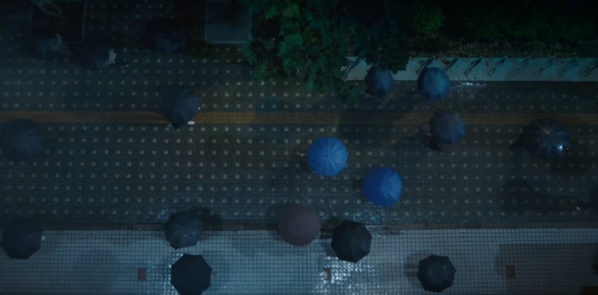 이거 진짜 인간적으로 너무 연출 잘해서 나 순간 이거 무디바 아니고 당잠사거나 그 어떤 스릴러 영화인줄 알았음 온통 검정 무채색의 우산 가운데 유일하게 같은 파란 우산이 서로 지나가며 그런데 그 우산은 같은 사람이 주었고 결국 입장이 완전히 바뀐 두 사람의 몫이자 그를 질투한 한사람의 범죄