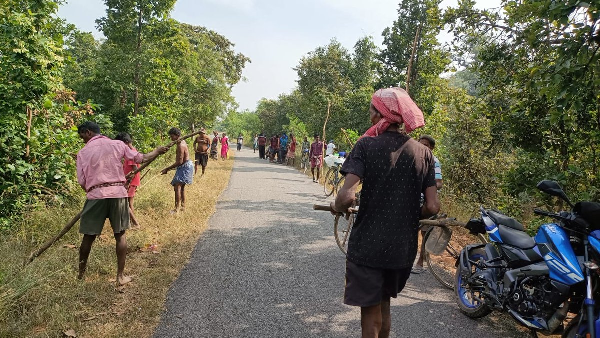 DfoSundargarh's tweet image. Bush cleaning on the side of the road from Satjoria VSS to  Lephripara was done by the Satjoria VSS members voluntarily through Shramdan. VSS President Mr.Nitei Patel urged the member for Shramdan.
#OFSDP

@CMO_Odisha @ForestDeptt @pccfodisha @MoSarkar5T @DMSundargarh @