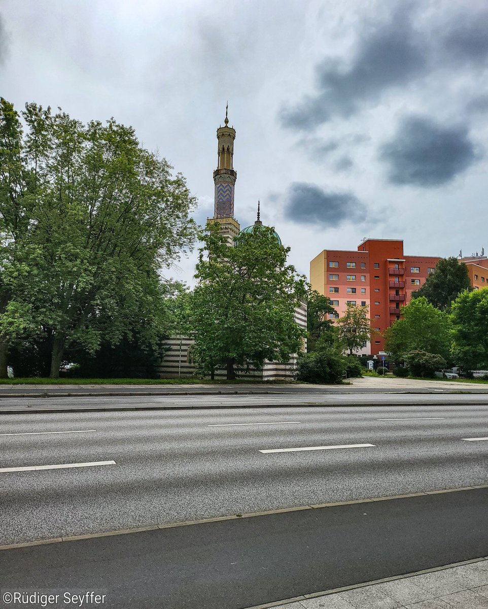 PBildern's tweet photo. Die "Moschee" an der breiten Straße.
Es handelt sich um die Pumpstation für den Park Sanssouci. Sie wurde, einer damaligen Mode entsprechend, im maurischen  Stil errichtet. https://t.co/FviEQG9bMc