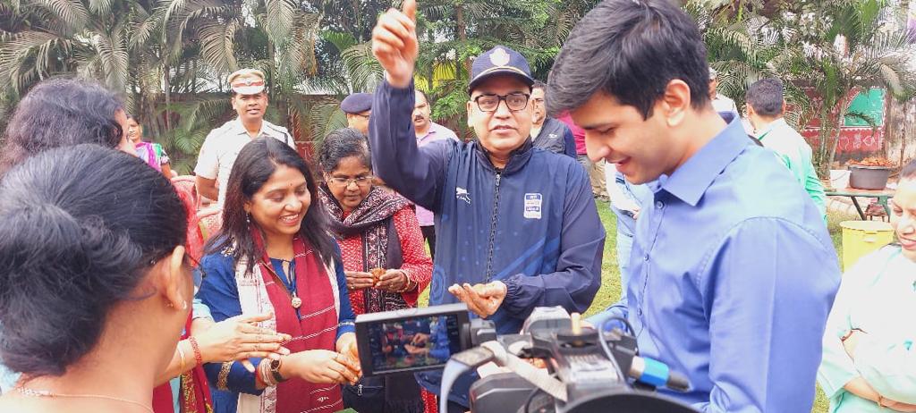 itishreena's tweet photo. #Seedballmaking & #Plantation drive by #OdishawomenInMedia in collaboration with #Commissionerate #Police
@cpbbsrctc @prsprateek @saumyaparida2 @minatisinghaTOI @MayorofBBSR @CMO_Odisha https://t.co/X8vlQ0aOTs
