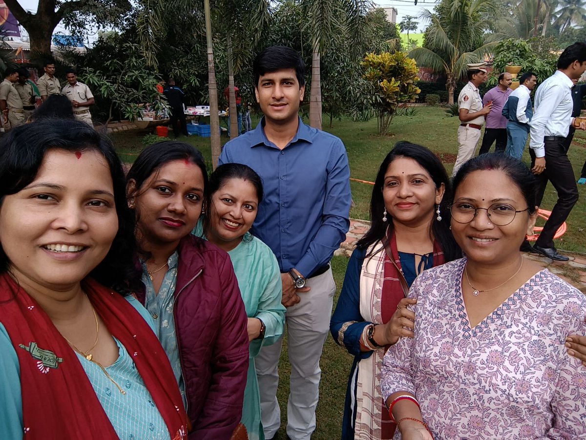 itishreena's tweet photo. #Seedballmaking & #Plantation drive by #OdishawomenInMedia in collaboration with #Commissionerate #Police
@cpbbsrctc @prsprateek @saumyaparida2 @minatisinghaTOI @MayorofBBSR @CMO_Odisha https://t.co/X8vlQ0aOTs