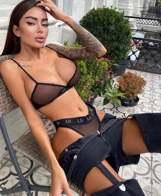 Kinda hot inside ❤️ https://t.co/RByZ6A2rDS<a href="/tag/dubai"class="tags"><span>#dubai</span></a>