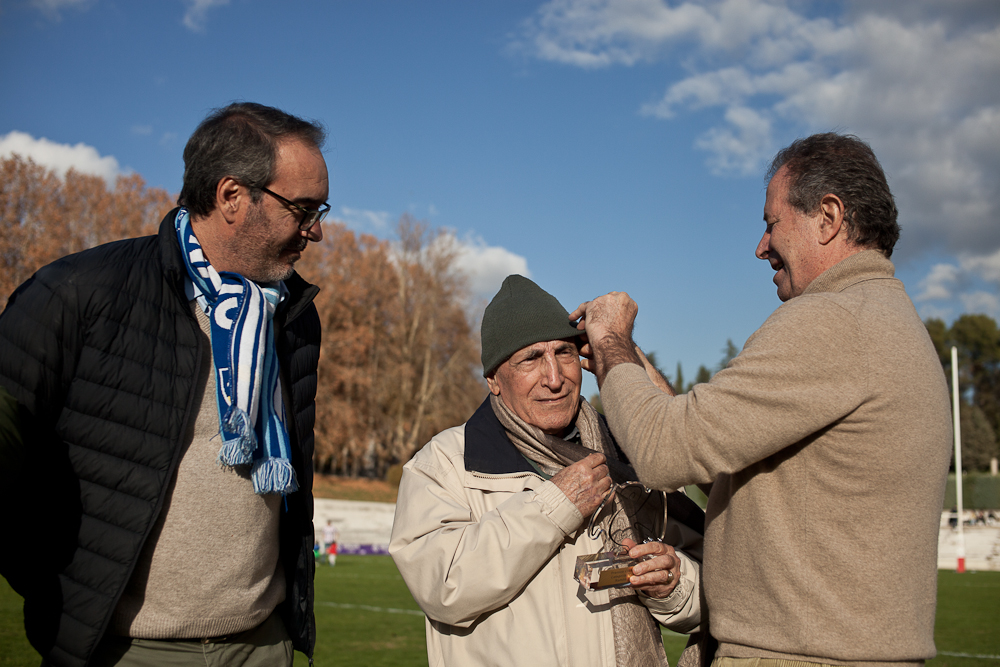 _nachohernandez's tweet photo. Ayer en el Central (que estaba glorioso) el @Cisneros_Rugby le entregó su Cisne 2023  y la insignia del club a Ramón @trecet, por su labor en la difusión del rugby. Merecidísimo. https://t.co/J6P4t0gDCO