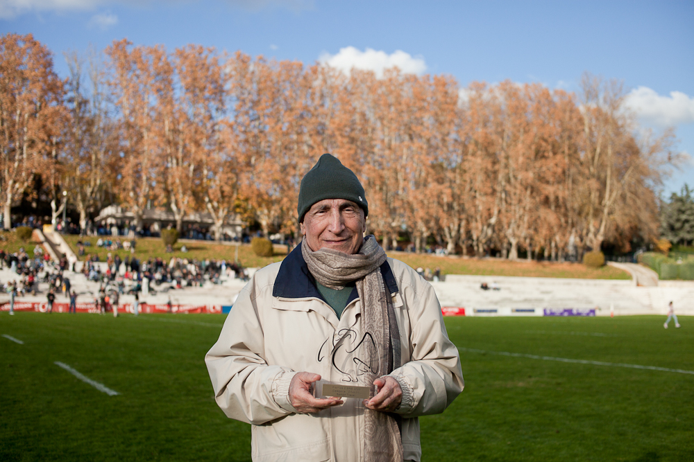 Ayer en el Central (que estaba glorioso) el <a href="/Cisneros_Rugby/">Club de Rugby Complutense Cisneros</a> le entregó su Cisne 2023  y la insignia del club a Ramón <a href="/trecet/">Ramón Trecet</a>, por su labor en la difusión del rugby. Merecidísimo.