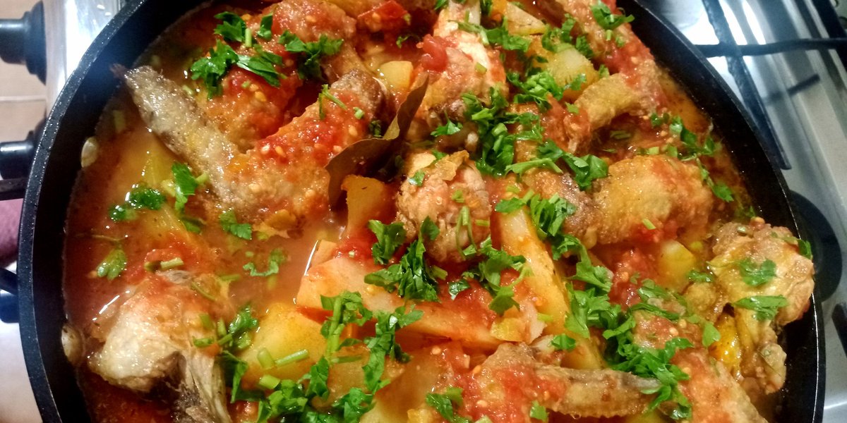 nico_patrascu's tweet photo. #potatostew #chickenwings #parsley #garlic #thyme #tomatosauce #lunch #dinner
Potato stew with chicken Wings https://t.co/ZlN5o4nWby