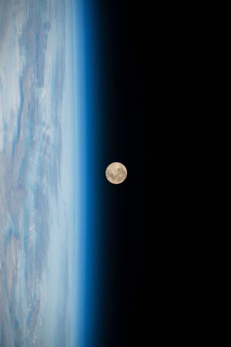 M1ONLOVER's tweet photo. Super full Moon taken from Space. https://t.co/DJciy0xv0t