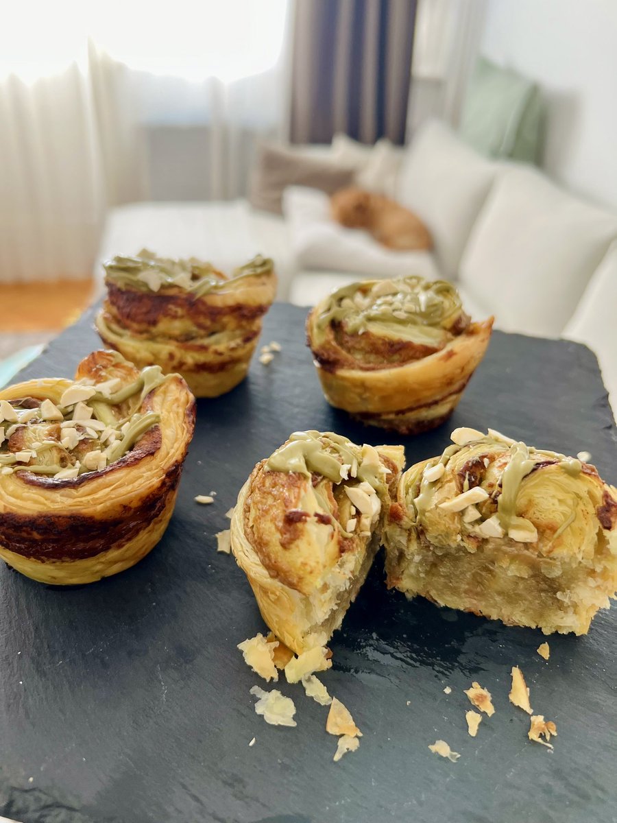 Dosla mater, a ljubitelj je slatkih dorucaka.. breadclub ne radi, ali zato ide jedna lisnata pistacio-bijela lino lada izmisljotina 🤌