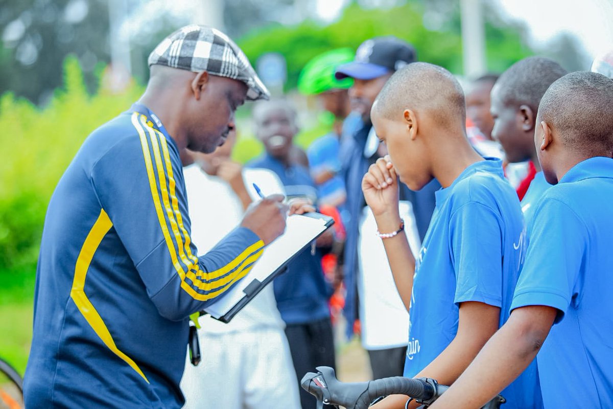 Rwanda_Sports's tweet image. #NationalTalentDay2023
Muri gahunda yo kuzamura impano z&apos;abana bakiri bato muri Siporo binyuze muri gahunda ya #IsongaProgram, mugitondo cyo kuri iki cyumweru abana bagaragaje impano mu mukino wo gusiganwa ku magare (Abahungu n’Abakobwa) @HuyeDistrict