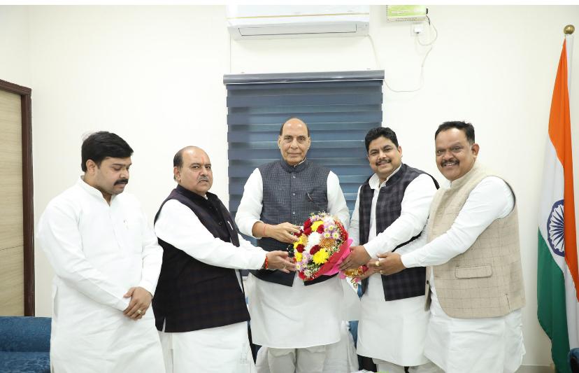 प्रदेश के शिक्षकों के ह्रदय मे अपनी अमिट छाप छोड़ने वाले देश के सम्मानित रक्षा मंत्री आदरणीय श्री राजनाथ सिंह जी से शिष्टाचार भेंट की व प्रदेश के शिक्षकों की समसामायिक विषयों पर भी चर्चा की
<a href="/DrDCSHARMAUPPSS/">Dr Dinesh Chandra Sharma</a>
<a href="/SSPANDEYUPPSS/">Shiv Shankar Pandey</a>
<a href="/AkshatUPPSS/">Akshat Pandey</a>