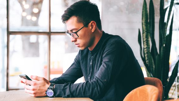 WorkspaceONE's tweet photo. In 2022, more than 30% of mobile users encountered at least one mobile phishing threat per quarter. 📱 

Read this blog to start safeguarding your world against #MobileThreats with @Lookout and #WorkspaceONE. https://t.co/ZbbB9UO3uI https://t.co/gBmlm98F0N