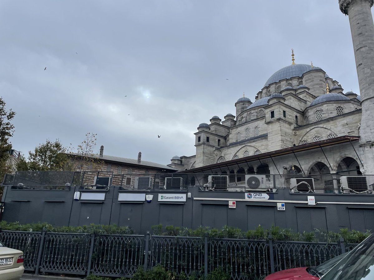 emrahunlu's tweet photo. @mhrpolat Buna da birilerinin bakması lazım Yeni Cami Silueti bu halde... https://t.co/2IPF1szeop