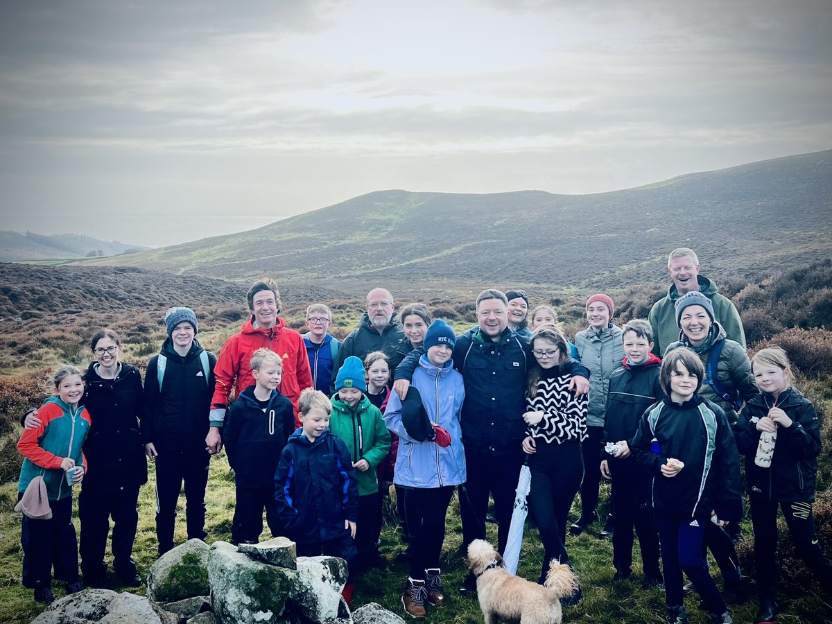 Muintir Uí Uallacháin ar lá spaisteoireachta ar shléibhte Cuailgne i gcuimhne ar Eithne Bean Uí Uallacháin.