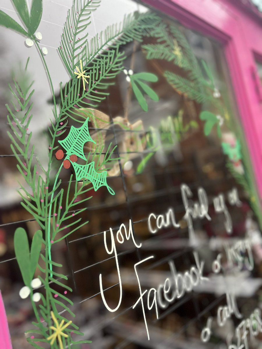 ISWAS_Gy's tweet image. Back in the shire and the Christmas windows are in! It’s been super cosy in the shop today and it’s looking pretty festive! We’ll be back Tuesday from 5:30pm #ItStartedWithAStitch #IndieGiftShop #CraftShop #TheDandyIntrovert